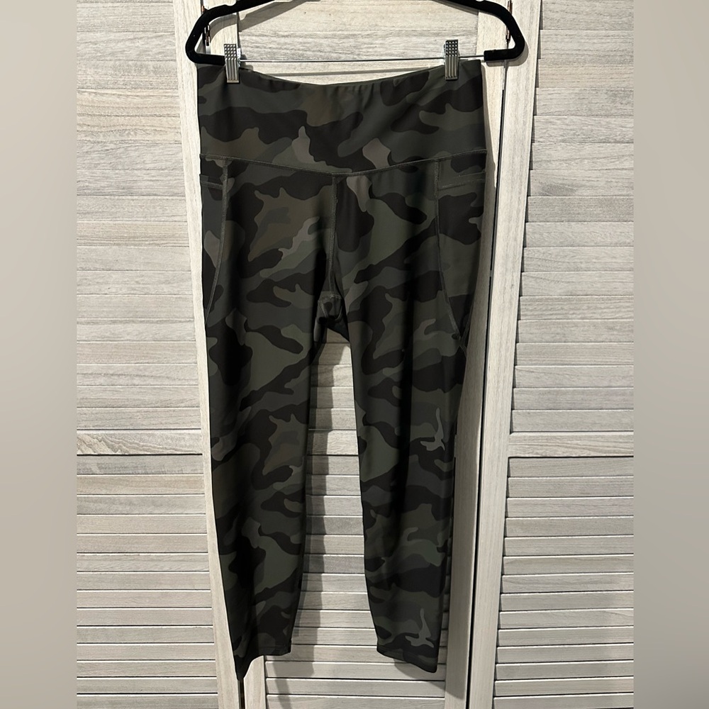 Old Navy Green and Black Camouflage Leggings